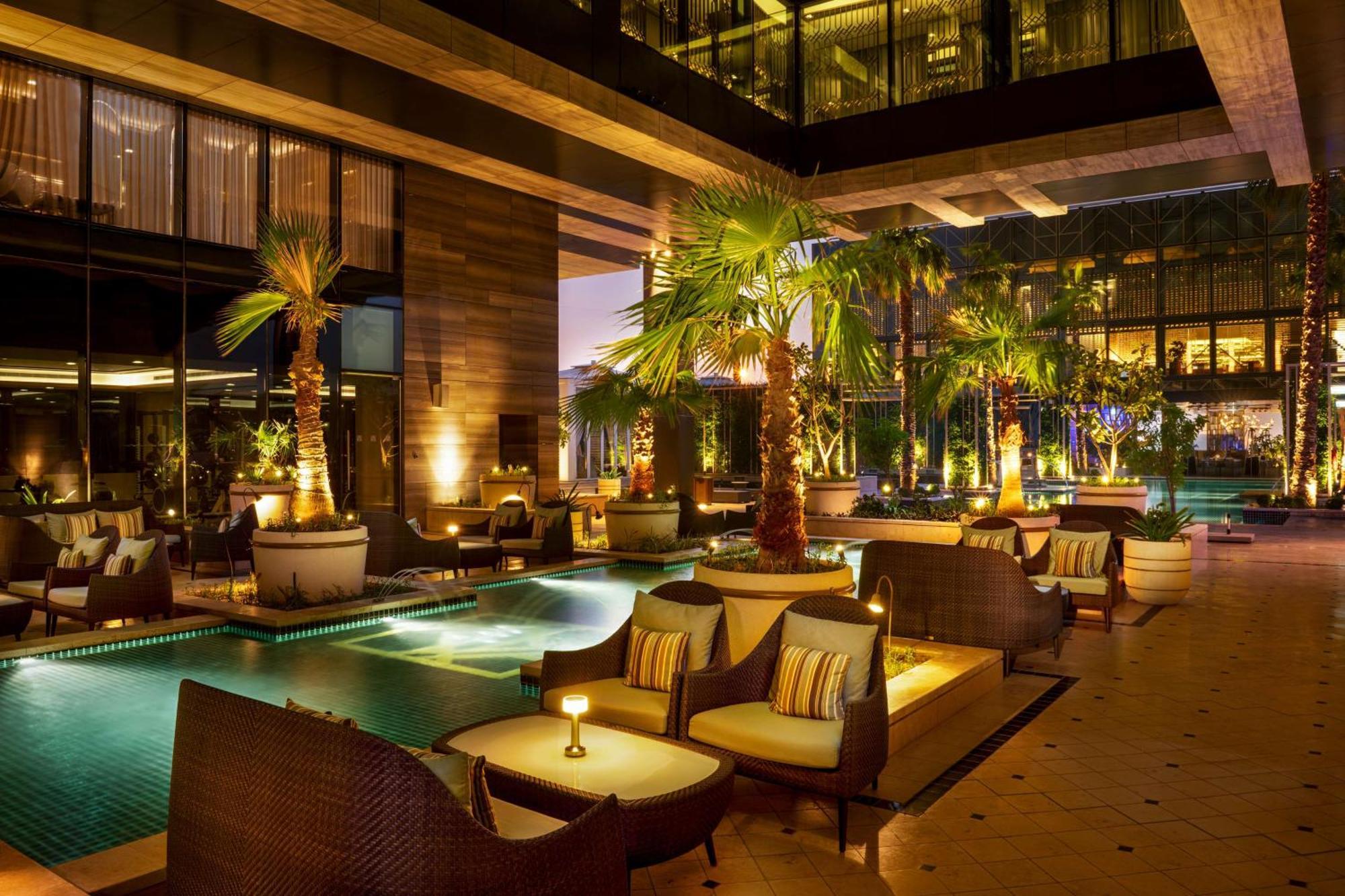 Hotel Waldorf Astoria Kuwait Kuwait City Exterior foto The pool at the hotel