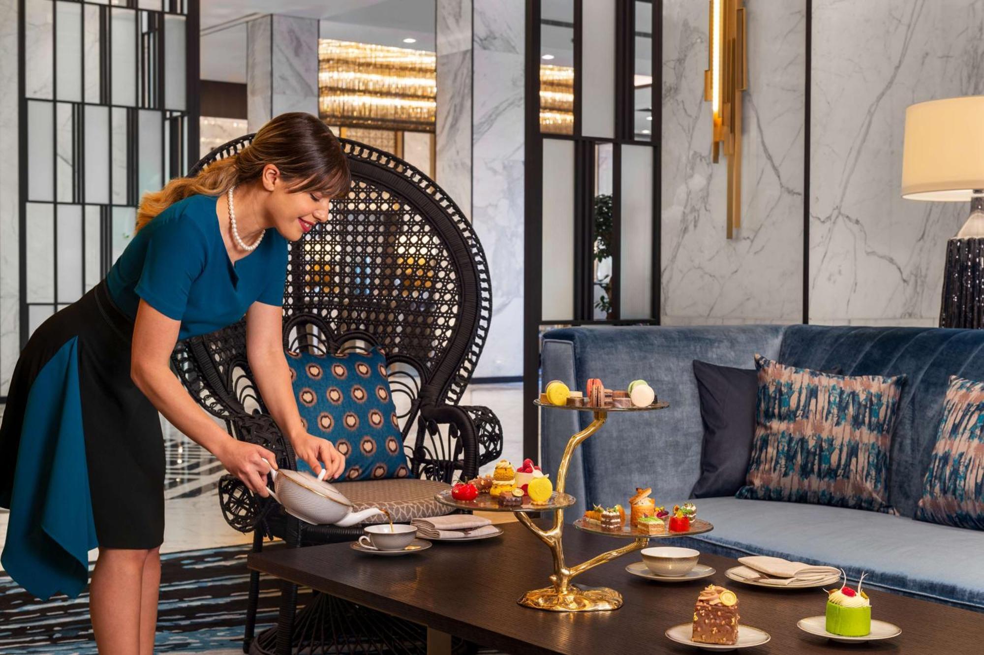 Hotel Waldorf Astoria Kuwait Kuwait City Exterior foto A hotel staff setting up a table