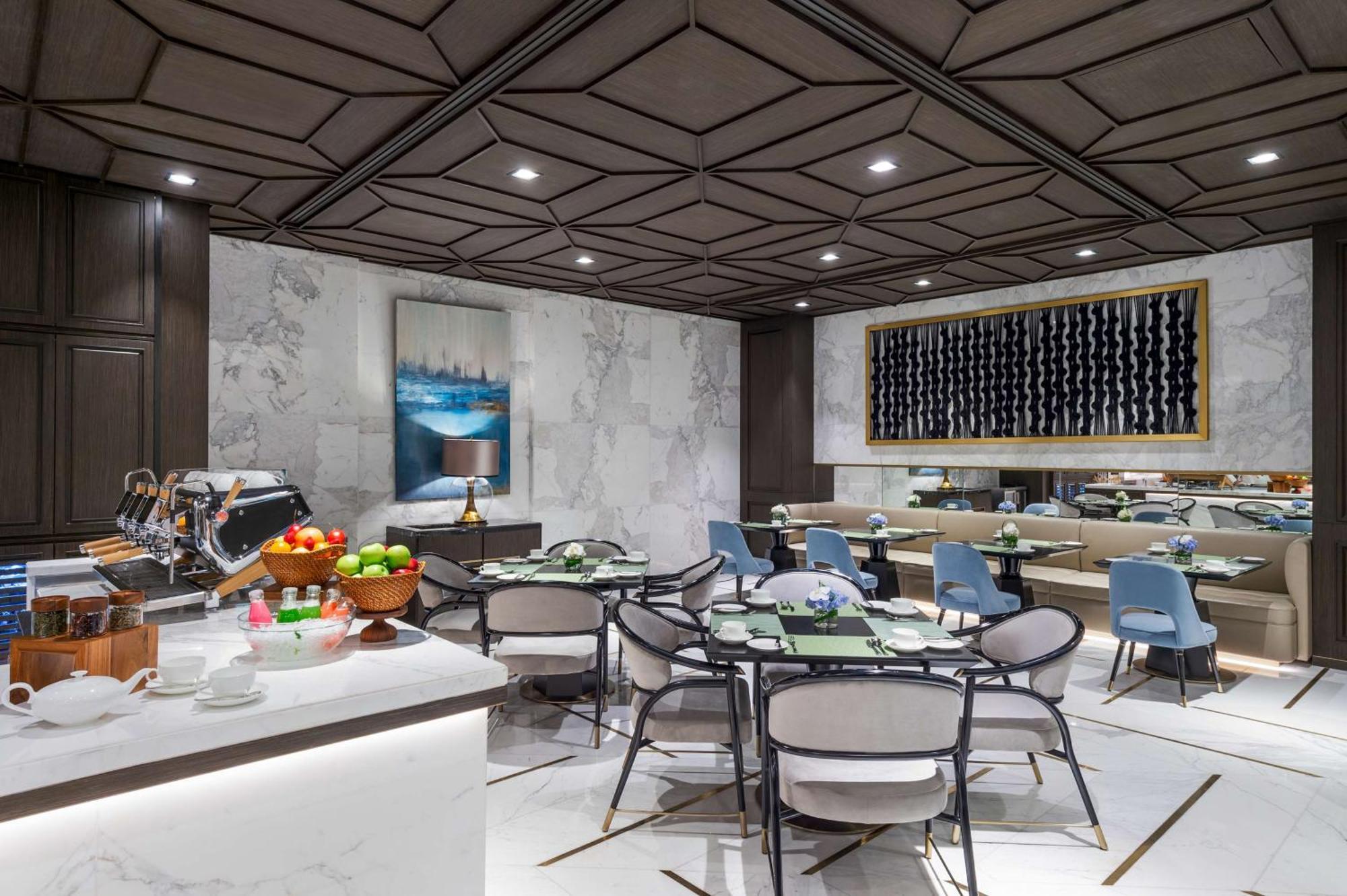 Hotel Waldorf Astoria Kuwait Kuwait City Exterior foto The interior of the restaurant