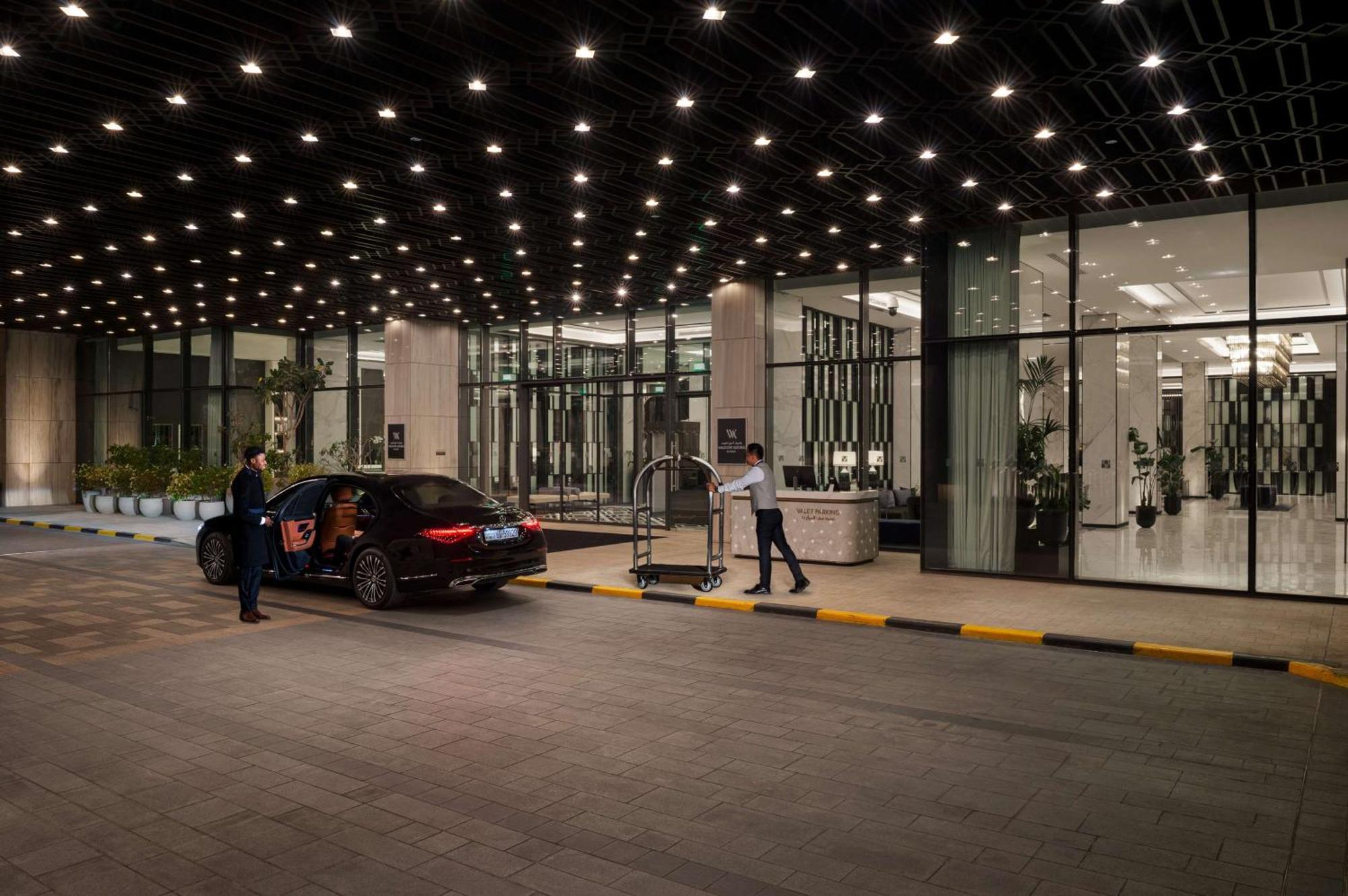 Hotel Waldorf Astoria Kuwait Kuwait City Exterior foto The entrance of the hotel